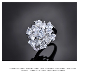 Makroansicht des Blumen-Halo-Rings mit großem, brillantgeschliffenem Kohlenstoff-Stein