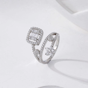 Elegant silver layered ring with star motifs and zircon pavé in wrap-around style