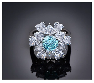 Makroaufnahme von 8mm Paraiba blauen Carbon Diamant Blumenring aus 925 Sterlingsilber