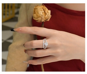 Détail macro d'une bague coeur en argent 925 avec double rangée de diamants micro-pavés