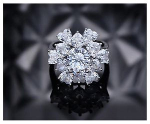 Makro-Detail des High-Carbon Paraiba Rings mit Blumen-Halo und Multi-Schliff-Steinen in 925er Silber
