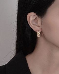 Détail de boucles d'oreilles en argent 925 doré 18k avec zircons et diamants