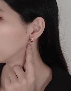 Vue macro de boucles d'oreilles créoles avec zircons rectangulaires colorés