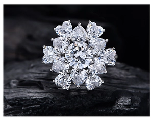 Makroaufnahme von 8mm Paraiba Ring mit Schneeflocken-Cluster und Pavé-Fassung-Detail