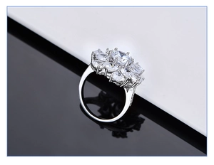 Detailansicht des Blumen-Clusters-Ring mit 8mm Stein und birnenförmigen Akzenten