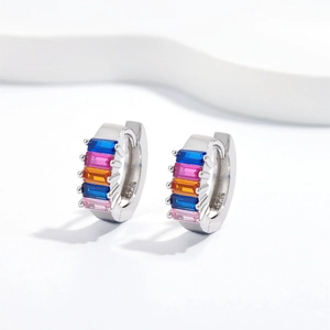 Boucles d'oreilles créoles S925 argent avec zircons colorés de taille baguette élégant