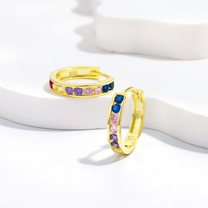 Orecchini a cerchio in argento 925 placcato oro con zirconi colorati arcobaleno