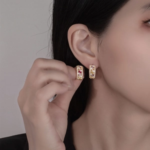 Boucles d'oreilles en argent 925 doré 18 carats avec zircons colorés portées