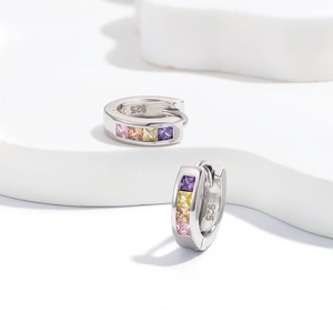Orecchini a cerchio in argento 925 con zirconi colorati quadrati su pietra bianca