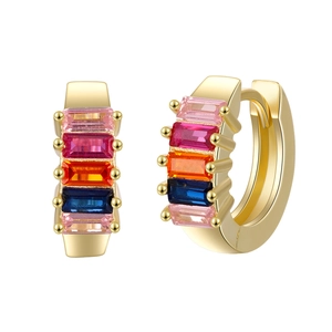 Élégantes créoles dorées ornées de zircons cubiques multicolores de taille baguette