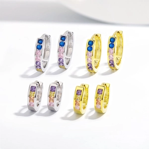 Set di orecchini a cerchio in argento sterling 925 con zirconi colorati tondi e quadri