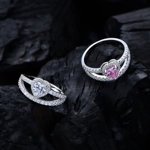 Bague coeur en argent 925 avec zircons roses et blancs sur fond de charbon noir