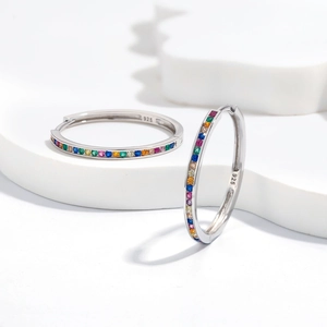 Orecchini a cerchio in argento 925 con zirconi cubici rotondi arcobaleno incastonati