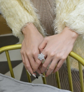 Nahaufnahme eines Schneeflocken-Rings aus Sterling Silber mit 8mm Edelstein