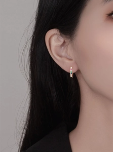 Detail shot of a 925 sterling silver gold U-shaped hoop earring with colorful gemstones