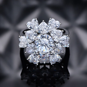 Blumenring aus 925 Silber mit 8mm Brilliantschliff-Stein und floralem Halo-Design