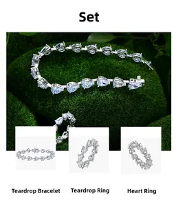 Détail du bracelet goutte d'eau et des bagues cœur en argent 925 avec zircons