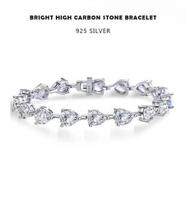 Gros plan du poinçon S925 sur le bracelet en argent 925 avec diamants à haute teneur en carbone