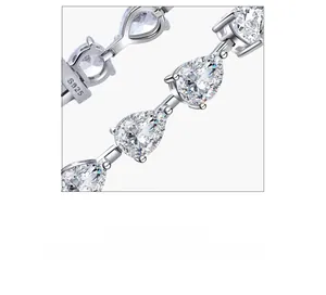 Détail macro de diamants étincelants taille poire sur un bracelet en argent sterling S925