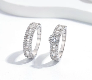 Gros plan d'un ensemble de bagues en argent S925 avec zircones cubiques rondes et baguette