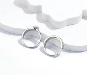 Gros plan sur des bagues en argent S925 avec zircon en fleur et rangée de pierres