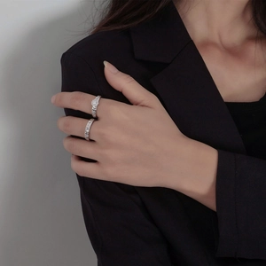 Minimalist S925 silver ring set with geometric texture and sparkling stone on model