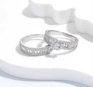 Détail de l'ensemble de bagues en argent S925 serti de zircons sur support blanc