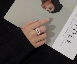Makroaufnahme von Halo-Ring mit Kissenschliff und gewelltem Pavé-Ring-Set auf Magazin