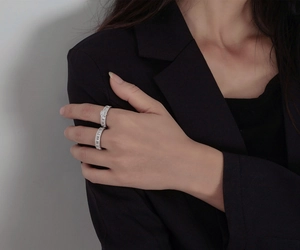 Gros plan de bagues empilables en argent S925 avec zircons portées par un mannequin