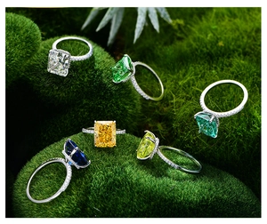 Bagues avec pierres colorées taille radiant sur mousse avec anneaux sertis de diamants