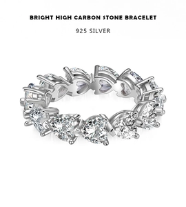 Detail eines Armbands aus 925er Silber mit herzförmigen Carbon-Diamanten in Pavé-Fassung