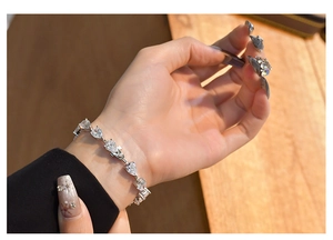 Bracelet en argent 925 avec pierres de taille poire porté au poignet d'une femme