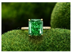 Macro de bague en argent 925 avec pierre précieuse vert émeraude taille fleur de glace