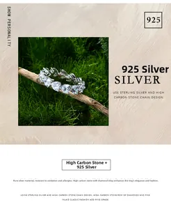 Nahaufnahme des herzförmigen Karbondiamantrings aus 925er Sterlingsilber auf Moos