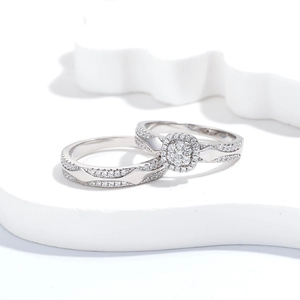 Stapelbares S925 Silber Ring Set mit Schneeflocken Zirkonia auf weißem Steinhintergrund