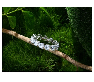 Makroaufnahme eines S925 Silberrings mit herzförmigen Diamanten auf Naturholz