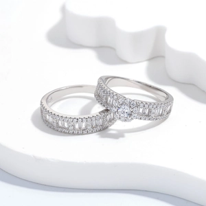 Ensemble de bagues en argent S925 avec zircons ronds sur un support blanc ondulé