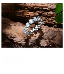 Makroaufnahme des S925 Silber Eternity Rings mit Zirkonia-Steinen in Herzform