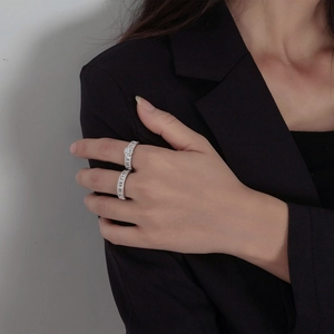 Bagues empilables en argent S925 avec zircons portées par un mannequin en costume