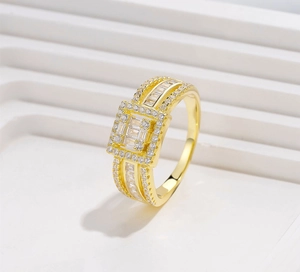Vue détaillée de la bague plaquée or avec zircons rectangulaires en serti grappe