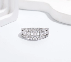 Détail macro de la bague en argent S925 avec pavé de zircons baguettes et ronds éclatants