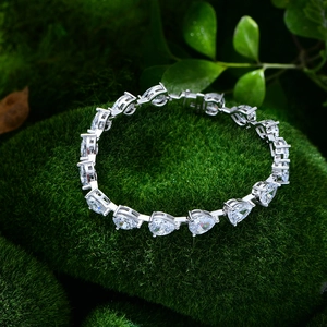 Bracelet en argent 925 avec cristaux en forme de poire sur fond de mousse et de feuilles