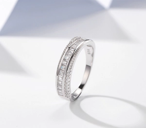 Dettaglio ravvicinato dell'anello curvo in argento 925 con zirconi incastonati