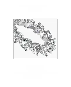 Makro-Detail von S925 Silberring mit Herzschliff-Diamanten und hohler Seitenstruktur