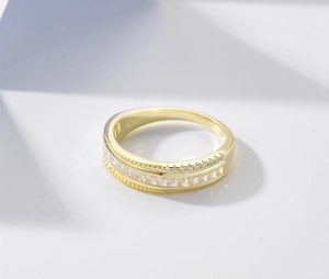 Dettaglio anello in argento 925 placcato oro con doppia fila di zirconi incastonati