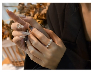 Nahaufnahme des herzförmigen 8A Carbon-Diamantrings aus S925 Silber an der Hand des Models