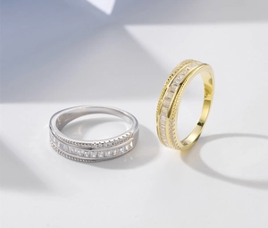 Dettaglio del marchio S925 su anello curvo con diamanti incastonati a rettangolo