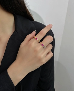 Λεπτομέρεια από επιχρυσωμένο δαχτυλίδι 18k με πολύχρωμα κρύσταλλα στο χέρι του μοντέλου