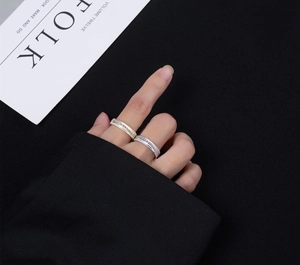 Dettaglio di anelli in argento 925 con pietre taglio baguette in oro e argento
