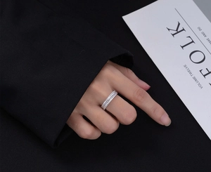 Dettaglio dell'anello in argento con zirconi a taglio baguette e micro-pavé sulla mano